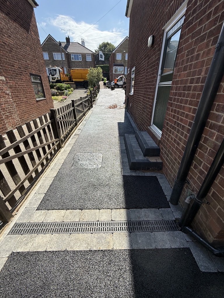 Tarmac side access with a drainage channel