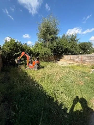 Adel garden before patio and landscaping work