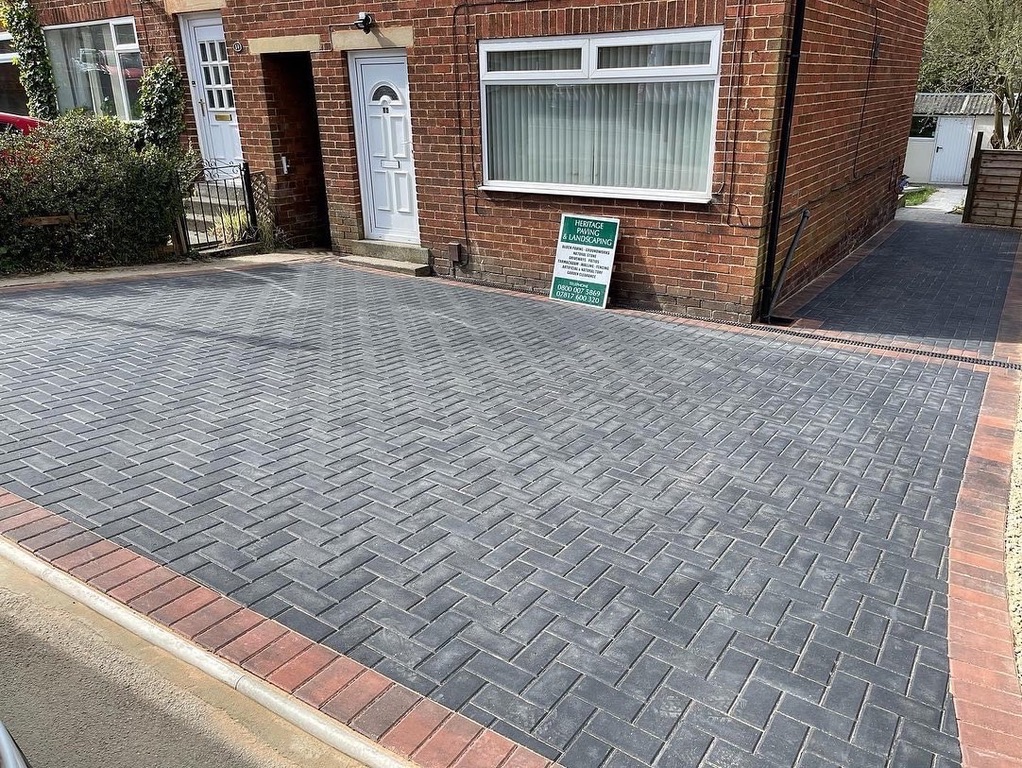Heritage driveway in Plaspave 50 Charcoal
